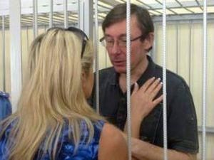 Жена Луценко просит перевести его из СИЗО в больницу