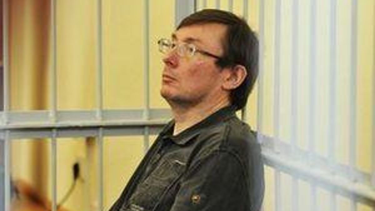 Суд відмовився відпускати Луценка з СІЗО Суд відмовився відпускати Луценка з СІЗО