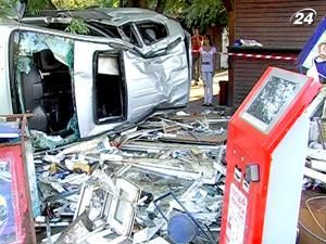 В Одесі джип на шаленій швидкості “зніс” кіоск В Одесі джип на шаленій швидкості “зніс” кіоск