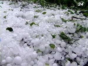 Сімферополь прибило градом та залило водою Сімферополь прибило градом та залило водою