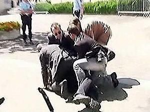 Суд над чоловіком, який напав на Саркозі, почнеться сьогодні Суд над чоловіком, який напав на Саркозі, почнеться сьогодні