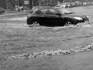 У Полтаві мікроавтобус провалився під асфальт У Полтаві мікроавтобус провалився під асфальт