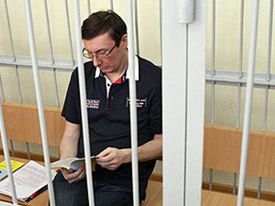 Попри погіршення стану здоров’я Луценка посадили у камеру "смертників" Попри погіршення стану здоров’я Луценка посадили у камеру "смертників"