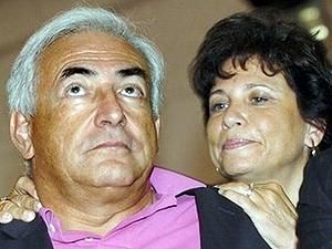 Стросс-Кан відсвяткував звільнення з-під домашнього арешту вечерею з дружиною Стросс-Кан відсвяткував звільнення з-під домашнього арешту вечерею з дружиною