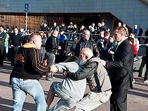 В Мінську люди в штатському затримали близько 200 учасників акції мовчазного протесту (ВІДЕО) В Мінську люди в штатському затримали близько 200 учасників акції мовчазного протесту (ВІДЕО)