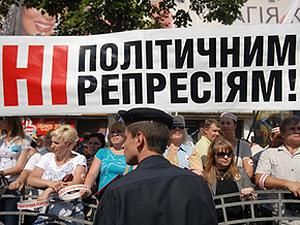 Перед Печерським судом Києва мітингують прихильники і противники Тимошенко