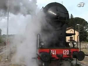В Италии начал курсировать старинный поезд на паровых двигателях