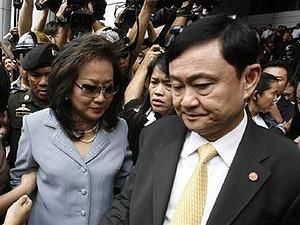 Экс-премьер Таиланда пока не собирается возвращаться на родину