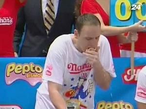 Калифорниец съел 62 хот-доги за 10 минут Калифорниец съел 62 хот-доги за 10 минут