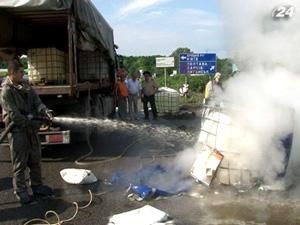 Дніпропетровськ: вантажівка з соляною кислотою потрапила в ДТП