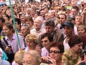 Под судом сторонники и оппоненты Тимошенко соревнуются в лозунгах Под судом сторонники и оппоненты Тимошенко соревнуются в лозунгах