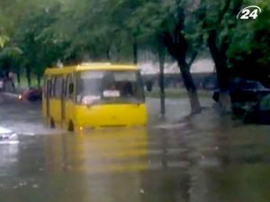 Ливень парализовал движение транспорта в нескольких районах столицы