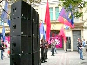 Під Печерським судом і в залі триває "війна децибелів" Під Печерським судом і в залі триває "війна децибелів"