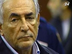 Со Стросс-Кана пока не снимут обвинение Со Стросс-Кана пока не снимут обвинение