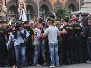 В Минске ловят митингующих и журналистов 