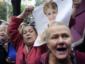 Сторонники Тимошенко уже собираются у Печерского суда и станции метро Сторонники Тимошенко уже собираются у Печерского суда и станции метро