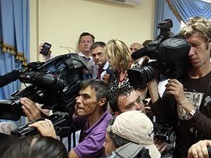 Тимошенко в суді: Бійці "Грифон" витіснили телеоператорів із залу судових засідань Тимошенко в суді: Бійці "Грифон" витіснили телеоператорів із залу судових засідань