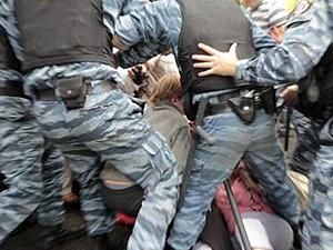 Біля Печерського суду сталась сутичка, в якій постраждав БЮТівець (ФОТО) Біля Печерського суду сталась сутичка, в якій постраждав БЮТівець (ФОТО)