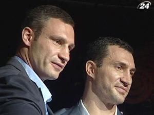 Братья Кличко привезли в Украину все чемпионские пояса Братья Кличко привезли в Украину все чемпионские пояса