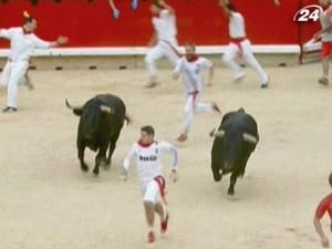 В испанской Памплоне состоялся первый забег с быками В испанской Памплоне состоялся первый забег с быками