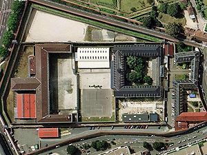 Франция: заключенный взял в заложники сотрудника тюрьмы Франция: заключенный взял в заложники сотрудника тюрьмы