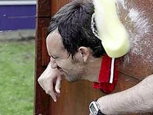 В Британии запретили метание мокрых губок В Британии запретили метание мокрых губок