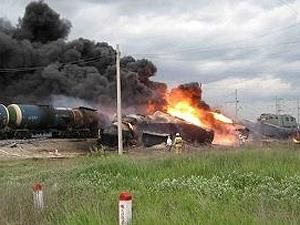 У Росії перекинулось 8 цистерн з мазутом, дві горять У Росії перекинулось 8 цистерн з мазутом, дві горять