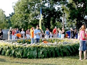 У Вінниці сплели найбільший вінок в Україні У Вінниці сплели найбільший вінок в Україні