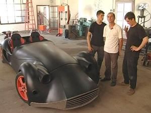 Над виготовленням диво-автівки працюють закарпатські ковалі Над виготовленням диво-автівки працюють закарпатські ковалі