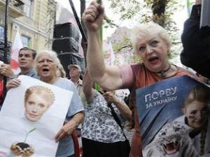 Сторонники и противники Тимошенко ожидают ее у здания суда 