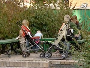 Щороку населення України зменшується майже на 300 тис. Щороку населення України зменшується майже на 300 тис.