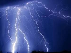 На Тернопільщині внаслідок ударів блискавок горіли дві будівлі На Тернопільщині внаслідок ударів блискавок горіли дві будівлі