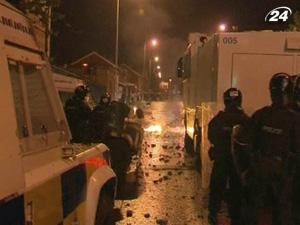 В Белфасте произошли столкновения между протестантами и полицией В Белфасте произошли столкновения между протестантами и полицией