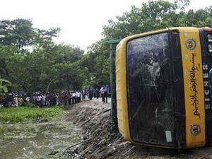 В автокатастрофі у Бангладеші загинули 44 школяра, а водій втік