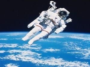 Астронавты НАСА провели шесть часов в открытом космосе 