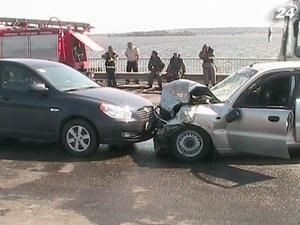 В аварии на Днепрогэсе столкнулись 4 авто В аварии на Днепрогэсе столкнулись 4 авто