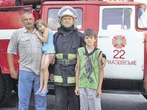Мужчина спас из огня двух детей с матерью 