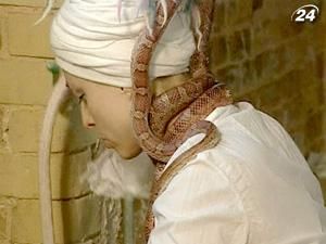 Лондонські йоги медитують зі зміями Лондонські йоги медитують зі зміями