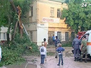 В Евпатории ветер повалил деревья, ливень затопил центр В Евпатории ветер повалил деревья, ливень затопил центр