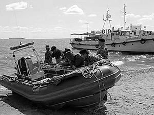 Специалисты начали разгружать оборудование для подъема "Булгарии" Специалисты начали разгружать оборудование для подъема "Булгарии"