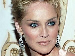 Шерон Стоун зобов’язали виплатити 232 тисячі доларів робітникові, який травмувався в її саду Шерон Стоун зобов’язали виплатити 232 тисячі доларів робітникові, який травмувався в її саду