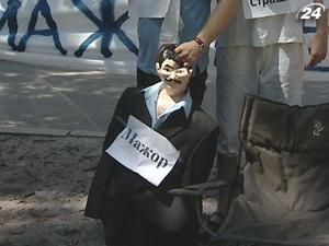 Активисты перетащили куклу мажора от Партии регионов в ГПУ Активисты перетащили куклу мажора от Партии регионов в ГПУ