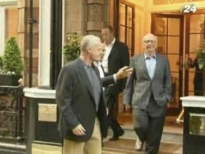 Мердок идет на допрос к британским депутатам Мердок идет на допрос к британским депутатам