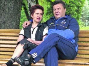 Янукович в отпуске встает рано и устраивает заплывы Янукович в отпуске встает рано и устраивает заплывы