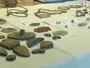 Польські археологи знайшли колекцію дорогоцінного каміння та монет Польські археологи знайшли колекцію дорогоцінного каміння та монет