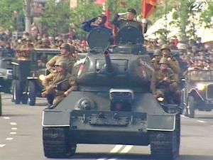 Янукович отменил военные парады ко Дню независимости Янукович отменил военные парады ко Дню независимости