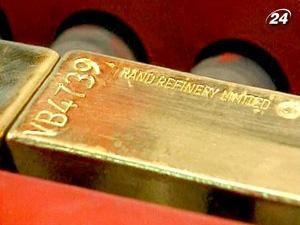 Цена на унцию золота впервые превысила 1600 долларов Цена на унцию золота впервые превысила 1600 долларов