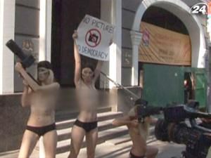 Сотрудник посольства Грузии избил журналистов и активисток FEMEN