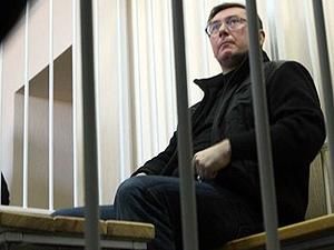 Адвокати йдуть у відпустку, Луценко саботуватиме суд