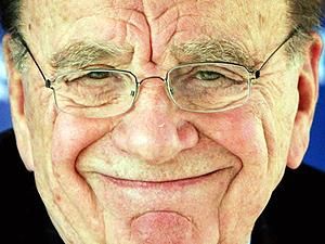 У британському парламенті невідомий кинув у Мердока тарілку з піною для гоління У британському парламенті невідомий кинув у Мердока тарілку з піною для гоління